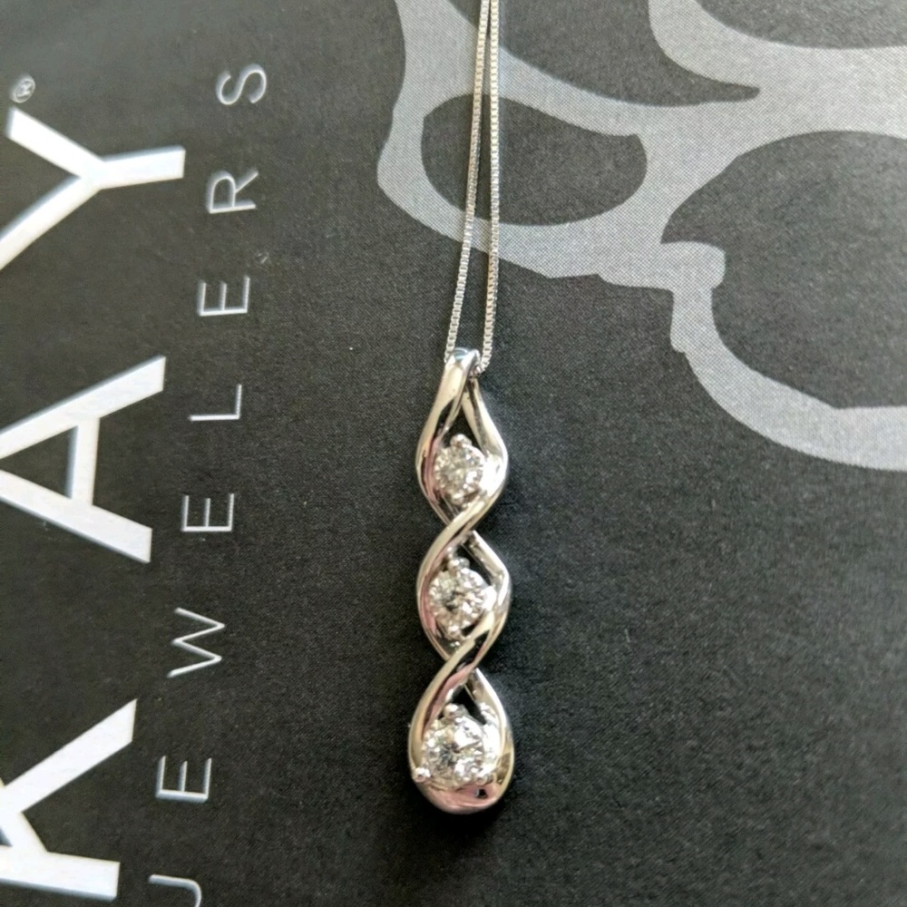 White gold 3 diamond necklace